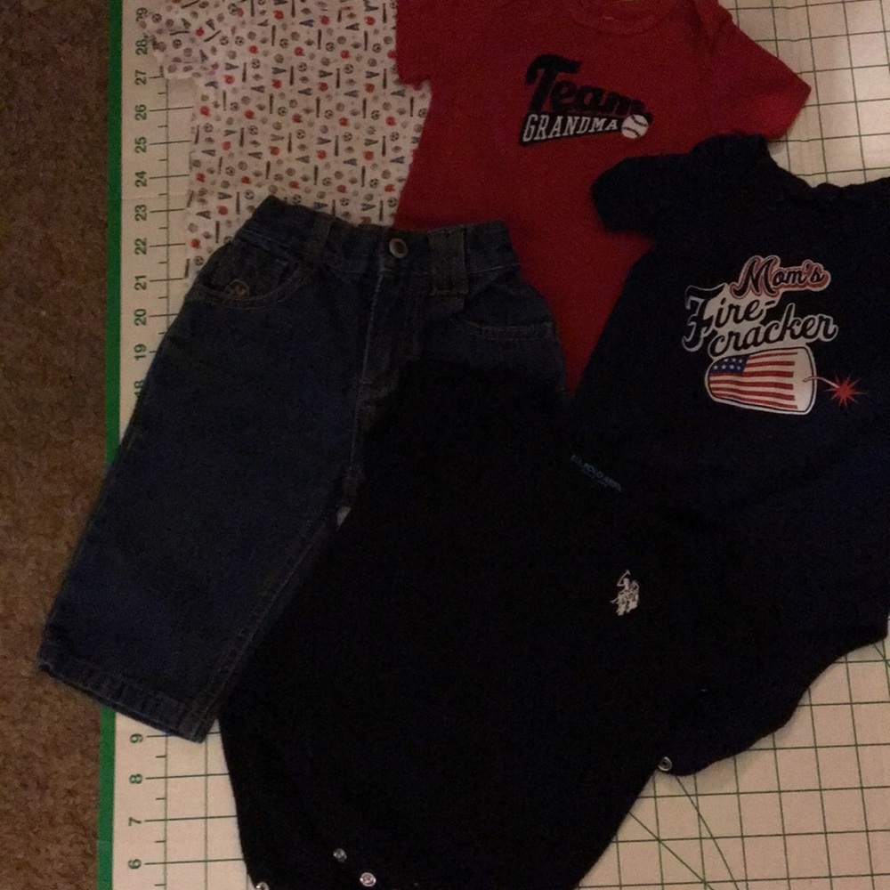 Bundle of 5 9m onesies and blue jeans.